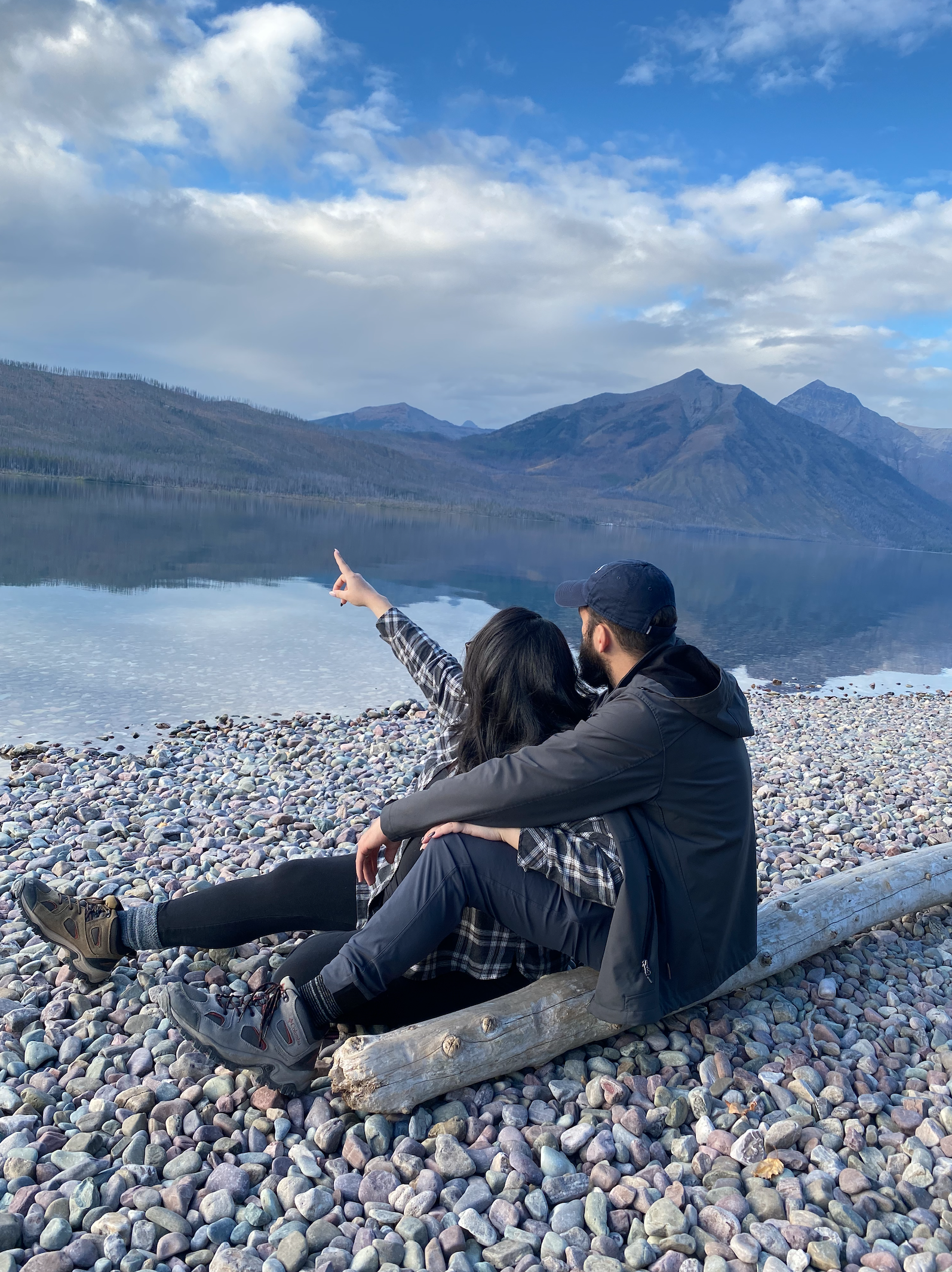 cute travel blogger couple posing at lake mcdonald glaciar national park